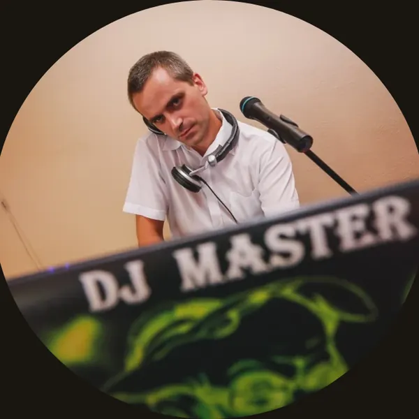 Bogumił Rydelski w słuchawkach za konsolą z napisem DJ Master
